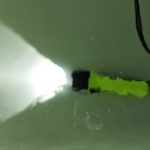 【完全防水】お風呂場用の防災ライトにおすすめ「ジェントス LEDダイビングライト SR-220DT」