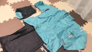 雨の日に自転車で幼稚園の送り迎えをする妻に登山用レインウェアを購入