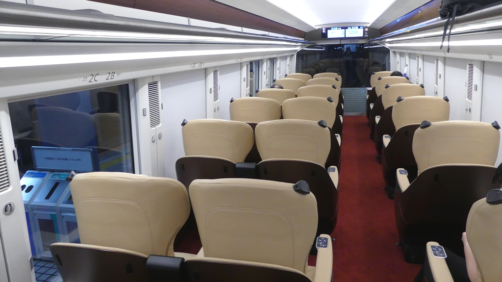 ひのとりプレミアム車両の中