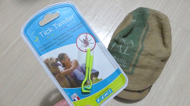 登山でマダニを取る器具