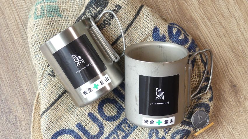 ヤマノモリのステッカーをマグカップに貼ってみた