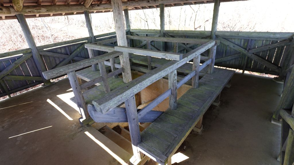 来日岳山頂小屋・東屋