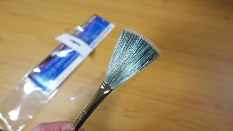 電動コーヒーミルの静電気対策にプラモデル用掃除ブラシ