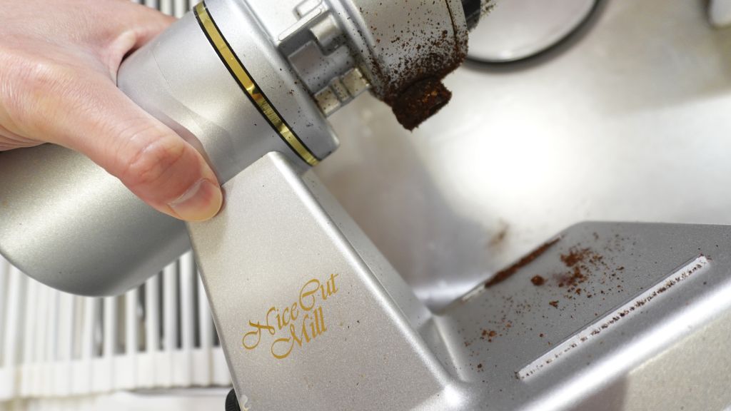 旧型ナイスカットミルの静電気対策にプラモデル用掃除ブラシ