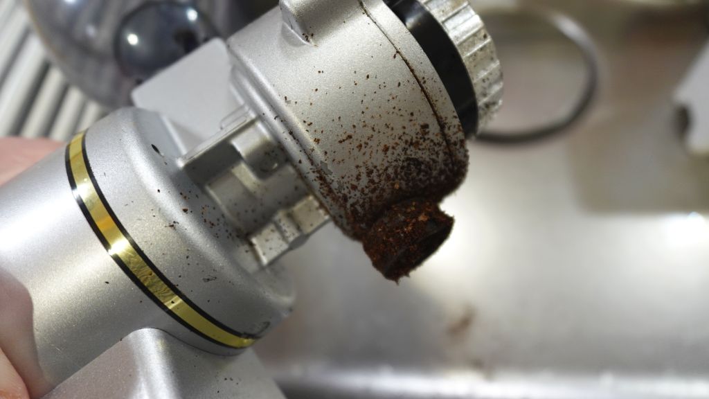 タミヤのモデルクリーニングブラシで電動コーヒーミルの静電気対策