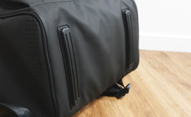 リュックの底に自立するためのバー