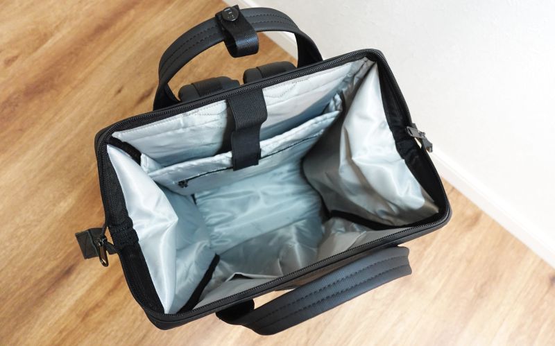 がま口タイプの大容量リュックサック