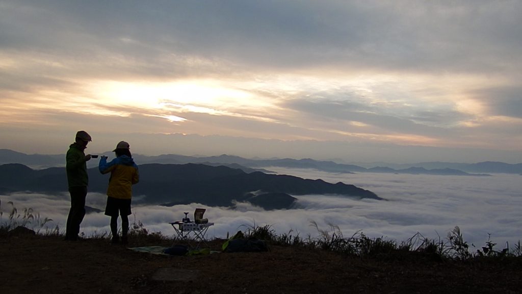来日岳雲海と山コーヒー