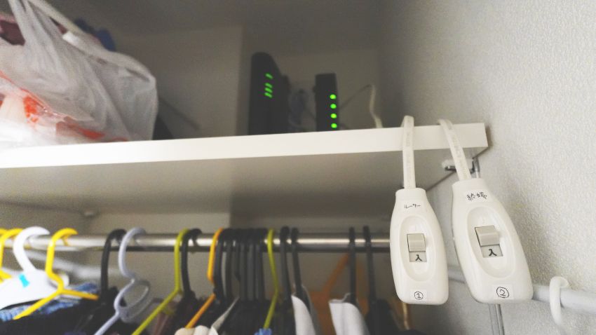 eo光のルーターと終端装置の再起動用延長スイッチ