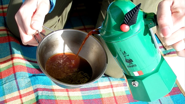 ビアレッティの限定モデルの山岳マキネッタのモカアルピナでコーヒーを淹れてみる