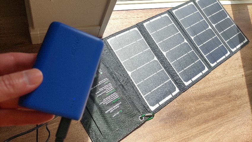 モバイルバッテリーをソーラーパネルで充電
