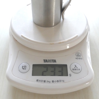 ジャパン・ポーレックス社のコーヒーミル・ミニの重さを計測