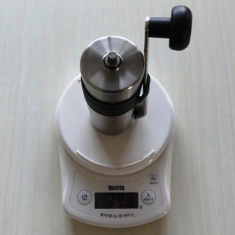 ジャパン・ポーレックス社のコーヒーミル・ミニの重さを計測