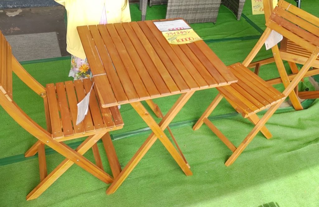 リサイクルショップのガーデンテーブル3点セット