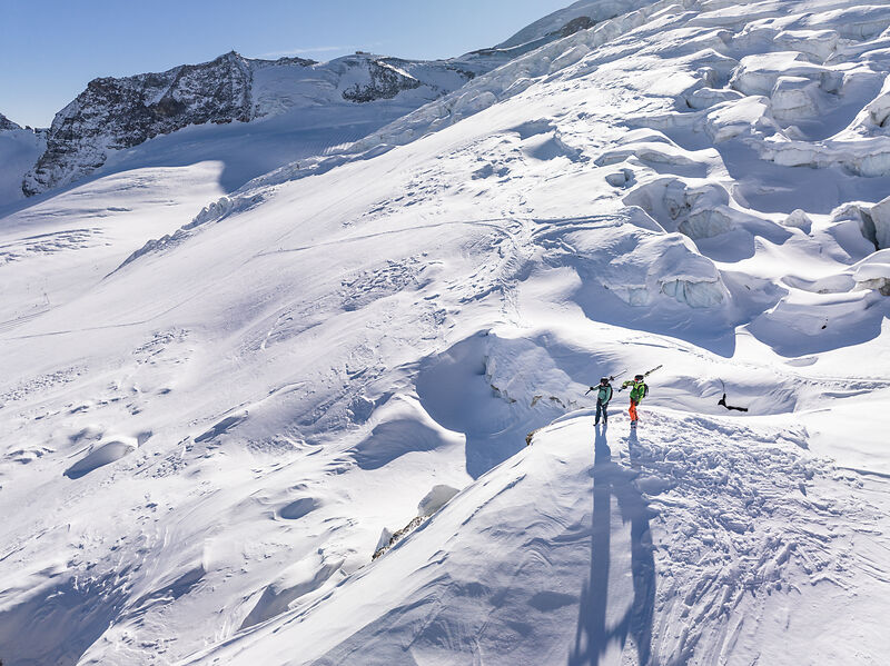 スイスのサースフェーでスキー