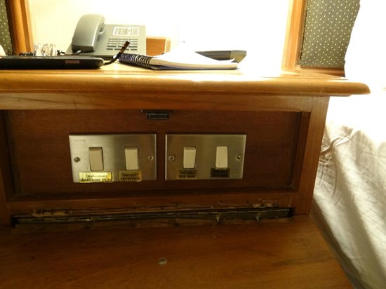 イッテQヘルメットおじさんブラック電気が消せないタイのホテル05