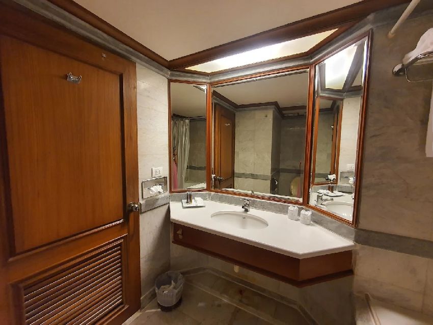 イッテQヘルメットおじさん洗面所に栓抜きがあるタイのホテル02