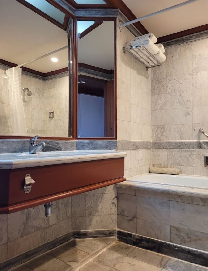 イッテQヘルメットおじさん洗面所に栓抜きがあるタイのホテル03